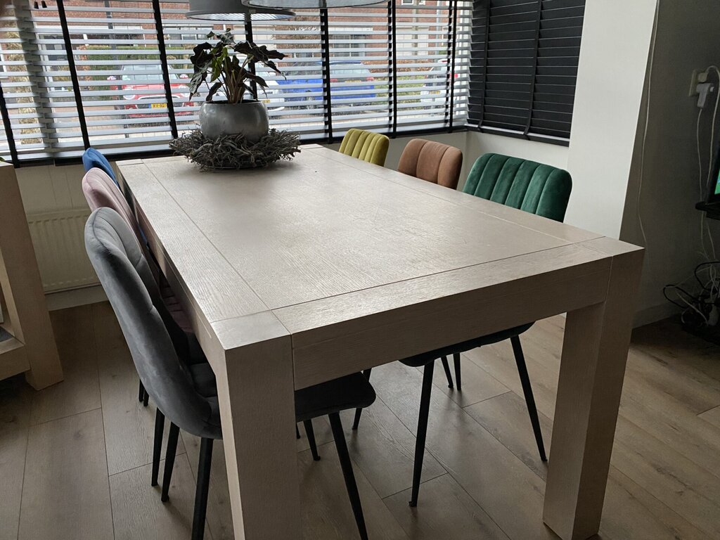Een tafel met 6 eetkamerstoelen